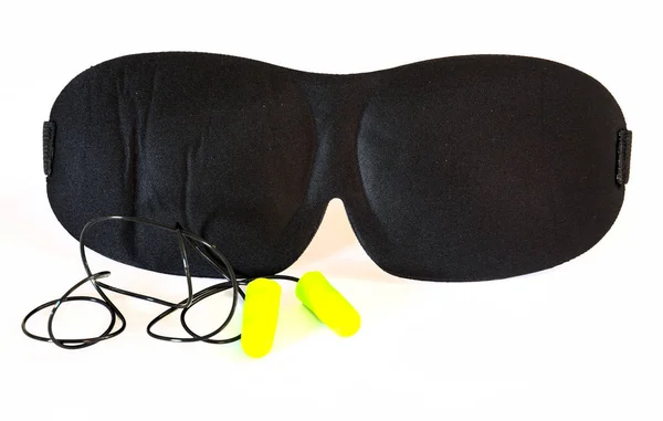 Máscara de sueño negro en tapones para oídos blancos — Foto de Stock
