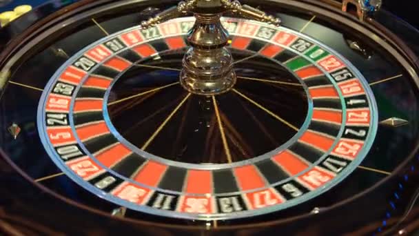 赌场的轮盘赌桌球在旋转的赌博机 木制轮盘轮 — 图库视频影像