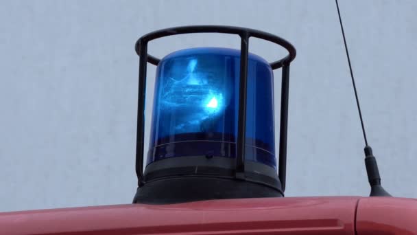 Μπλε Περιστρέφεται Και Αναβοσβήνει Πυροσβέστες Φορτηγό Φως Είναι Ορατά Ένα — Αρχείο Βίντεο