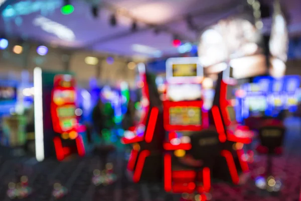 Máquinas tragamonedas borrosas en un casino —  Fotos de Stock