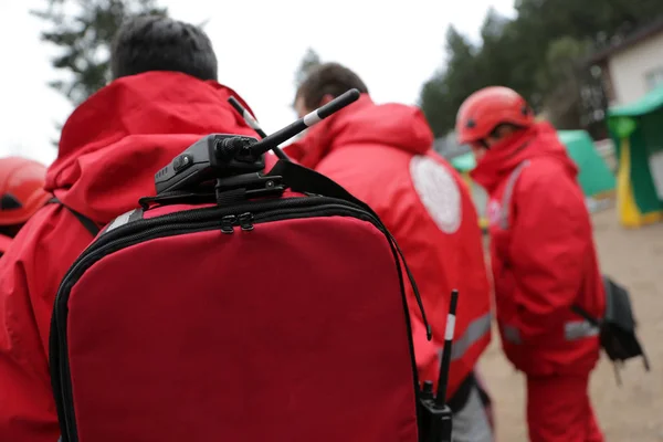 Paramédicos serviço de resgate de montanha Rádio portátil — Fotografia de Stock