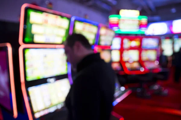 Slørede Spilleautomater i et kasino - Stock-foto