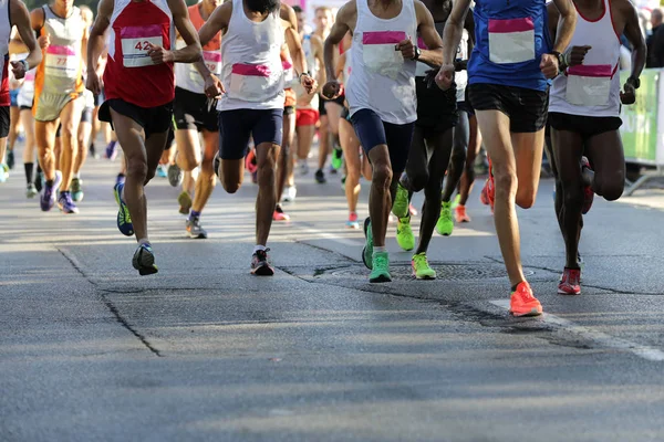Maratona corredores apenas pernas — Fotografia de Stock