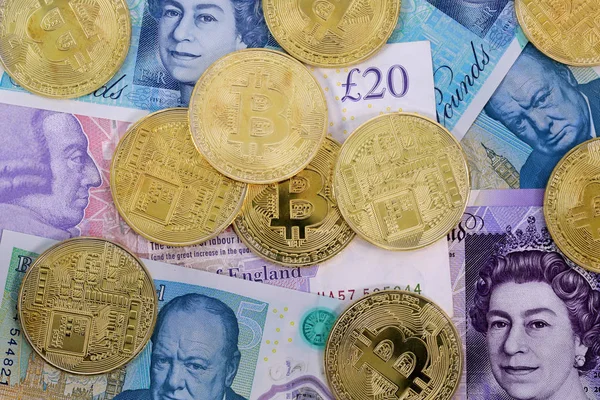 Bitcoin coins Reino Unido Libra esterlina billetes — Foto de Stock