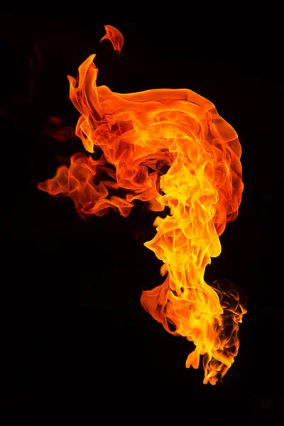 Flamme brûlante isolée sur noir — Photo