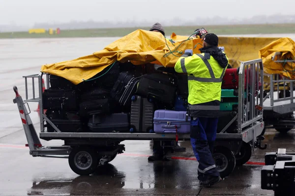 Flygplats arbetstagare bagage — Stockfoto