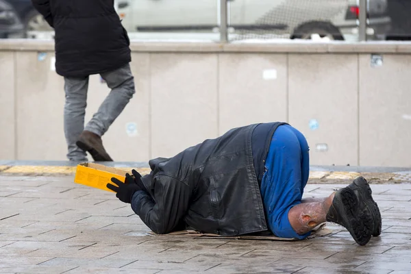 Bezdomny człowiek prosi o pieniądze — Zdjęcie stockowe