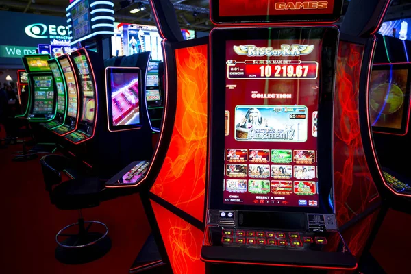 Игровые автоматы в казино — стоковое фото