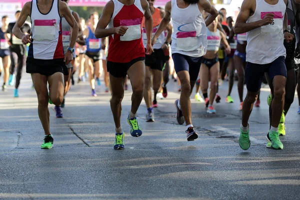 Maratón corredores piernas solamente —  Fotos de Stock