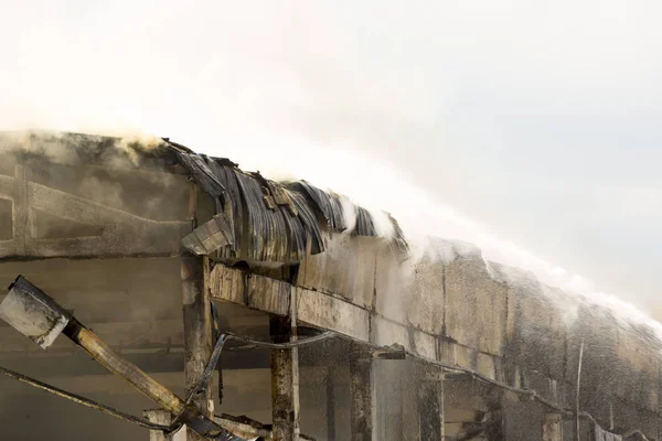 Nagy tűz katasztrófa a raktárban — Stock Fotó