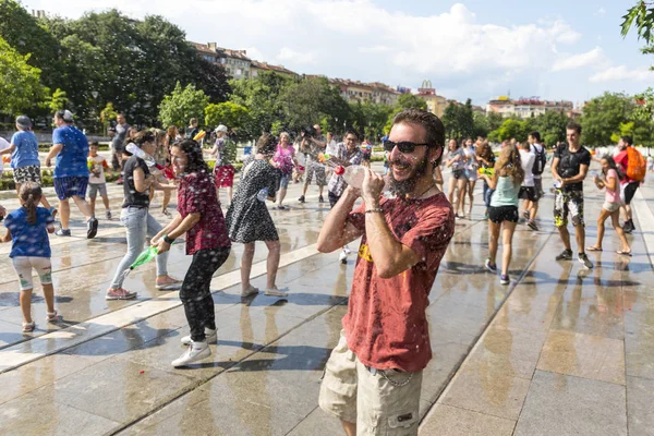 Water gun fight summer — Stock Photo, Image