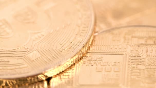 Виртуальные Криптовалютные Деньги Bitcoin Golden Coins Super Macro Videography Слайдер — стоковое видео