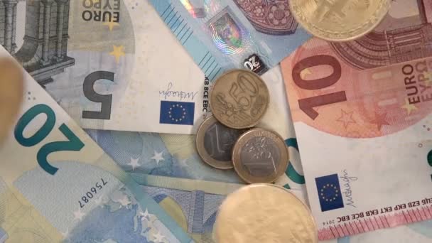 Cryptocurrency 货币比特币金币欧洲联盟欧盟欧洲 和20钞票与欧洲硬币 欧洲和50美分 慢动作下降 — 图库视频影像