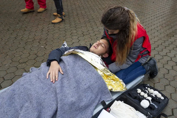 Jugendreferent des Roten Kreuzes hilft auf Trage — Stockfoto