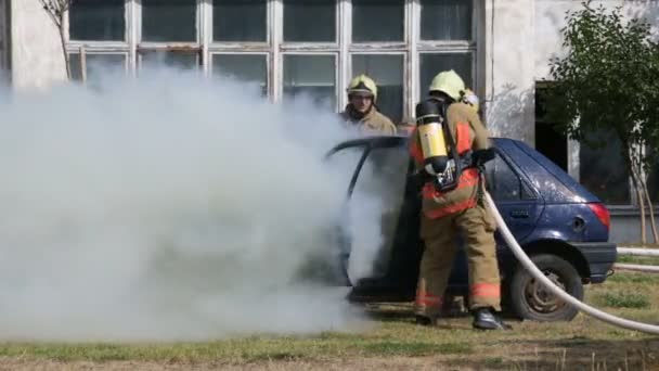 Sofía Bulgaria Octubre 2019 Los Bomberos Participan Entrenamiento Donde Extinguen — Vídeo de stock