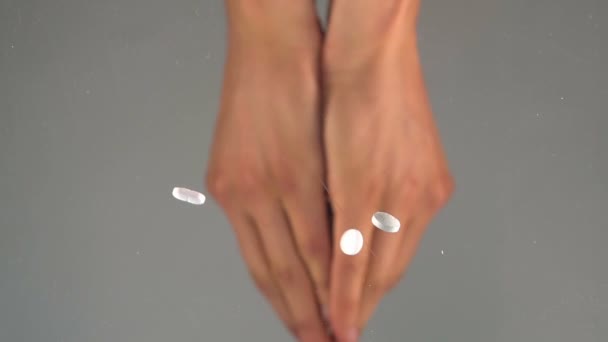 Мужские Руки Сбрасывают Капсулы Таблетки Поверхность Трансперанта Мировая Фармацевтическая Промышленность — стоковое видео