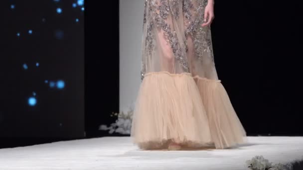 Kvinnliga Modeller Går Banan Vackra Beige Designerklänningar Modevisning Mode Catwalk — Stockvideo