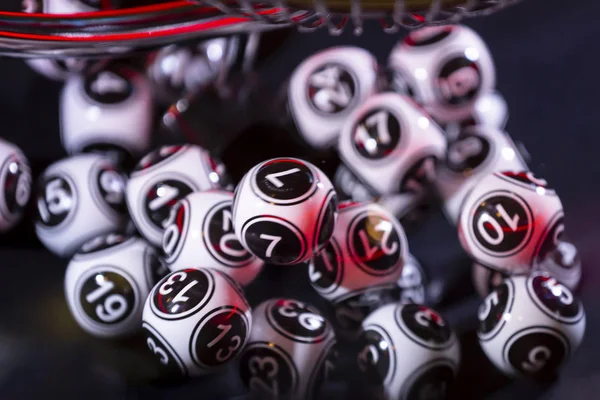 Schwarze und weiße Lotteriekugeln in einer Maschine 7 — Stockfoto