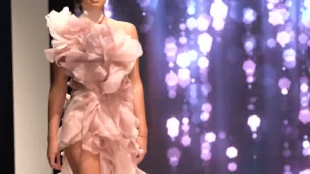 Γυναικείο Μοντέλο Περπατά Στο Διάδρομο Όμορφα Ροζ Φορέματα Σχεδιαστών Κατά — Αρχείο Βίντεο