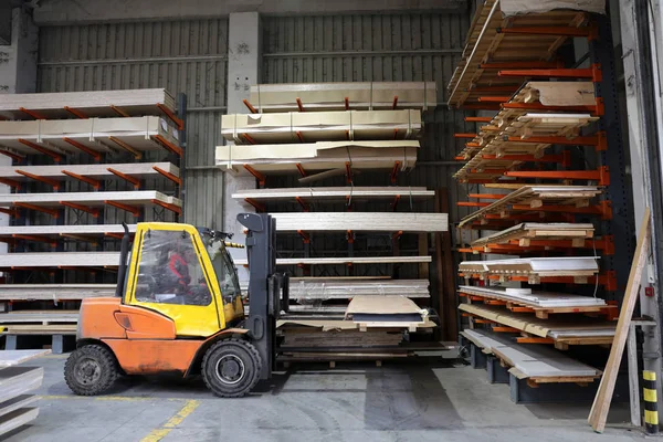 Ahşap ve ahşap bazlı malzeme endüstrisi. Forklift. — Stok fotoğraf