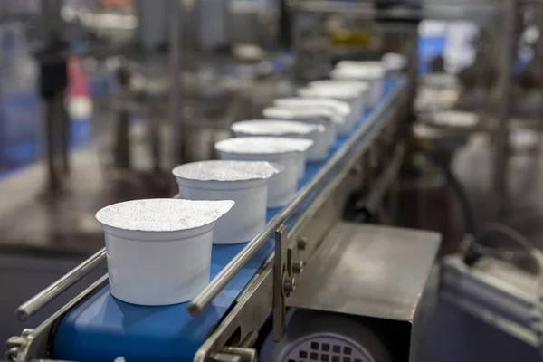 Линия по производству йогурта — стоковое фото