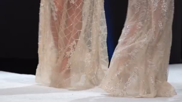 Models Laufen Während Einer Modenschau Wunderschönen Beigen Designerkleidern Über Den — Stockvideo