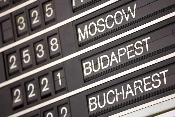 旧的飞行信息显示系统 或只是分叉 常被用作机场或火车站的公共交通时刻表 莫斯科 布达佩斯 布加勒斯特 — 图库照片
