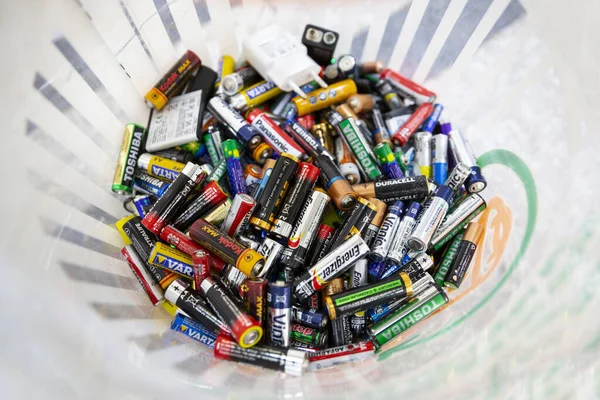 保加利亚索菲亚 2020年1月23日 不同的电池被扔进了回收桶 — 图库照片