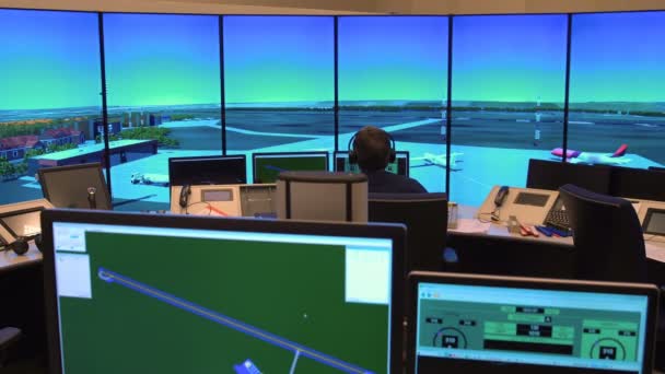 航空交通管制シミュレーターステーション 手前の緑のモニター画面 背景のトレーナー — ストック動画