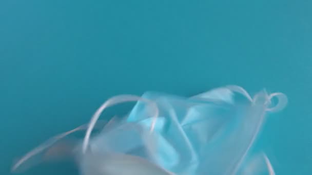 蓝色外科防护面具蓝色背景 科沃德19型歇斯底里症导致了2020年初的大规模口罩短缺 — 图库视频影像