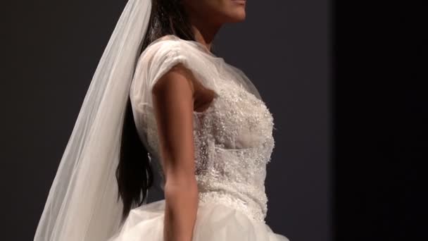 Modelo Feminino Caminha Passarela Belos Vestidos Noiva Brancos Durante Desfile — Vídeo de Stock