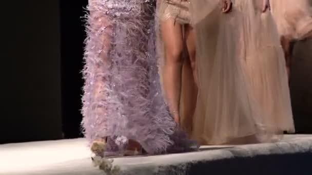 Modelos Femininos Caminham Pista Belos Vestidos Grife Durante Desfile Moda — Vídeo de Stock