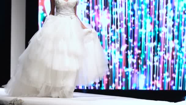 在时装表演中 女模特穿着漂亮的白色婚纱走在跑道上 时装时装表演会展示新的服装系列 不认识的人慢动作 — 图库视频影像