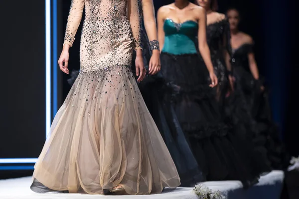 Vrouwelijke Modellen Lopen Startbaan Prachtige Designerjurken Tijdens Een Fashion Show — Stockfoto