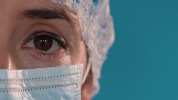 Pielęgniarka Niebieską Ochronną Nasadką Medyczną Chirurgiczną Maską Twarzy Podczas Epidemii — Wideo stockowe