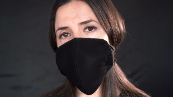 Jonge Vrouw Met Een Beschermend Zwart Leren Gezichtsmasker Tijdens Uitbraak — Stockvideo