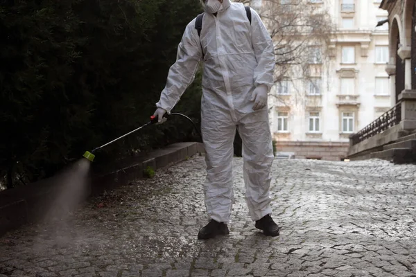 工人在Sveta Nedelya教堂外喷洒消毒剂以防止考拉病毒19型疾病的传播 — 图库照片