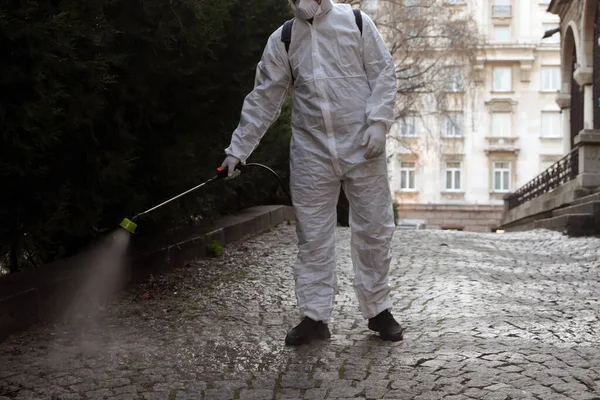 Spray Operai Disinfettanti Fuori Della Chiesa Sveta Nedelya Contro Diffusione — Foto Stock