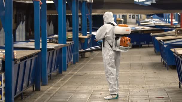 Sofia Bulgarien April 2020 Arbeiter Sprühen Außerhalb Des Lebensmittelmarktes Desinfektionsmittel — Stockvideo