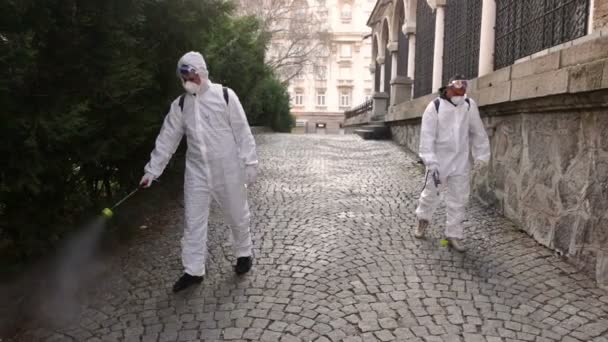 Sofia Bulgarien April 2020 Arbetstagare Sprutar Desinfektionsmedel Utanför Sveta Nedelya — Stockvideo