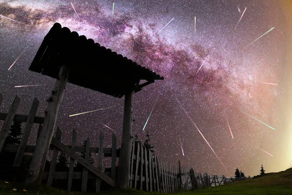 一个带木制入口门的流星雨和紫色银河的景观 前面有屋顶和栅栏的轮廓 大自然 夏日风景 Perseid Meteor淋浴观测 五彩斑斓的流星 — 图库照片