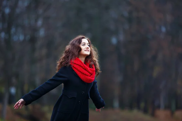 Cheerful girl in a park — Stock Photo, Image