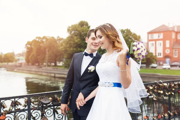 Young wedding couple on a bridge — Stock Photo, Image