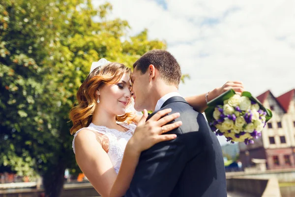 Lyckliga bröllopsparet i en park — Stockfoto