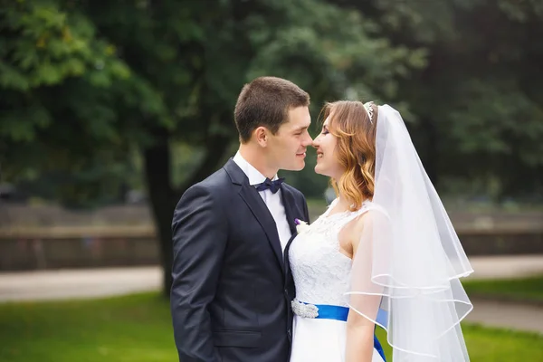 Glückliches Hochzeitspaar in einem Park — Stockfoto