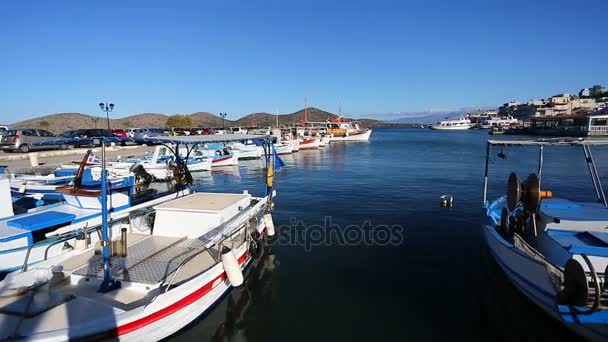 Barcos de pesca em Elounda Bay — Vídeo de Stock