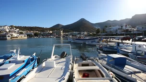 Barcos de pesca em Elounda Bay — Vídeo de Stock