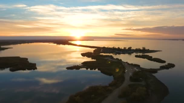 Ηλιοβασίλεμα πάνω από τις λίμνες — Αρχείο Βίντεο