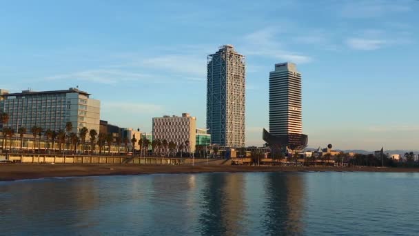 Edificios altos en la playa de la Barceloneta — Vídeos de Stock