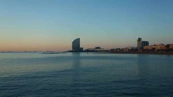 Hoogbouw op het strand van Barceloneta — Stockvideo